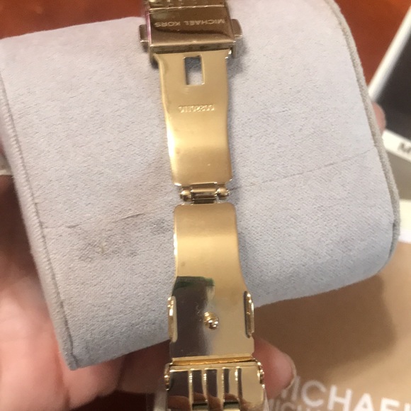 Micheal Kors  NEW gold watch with no tags - Picture 15 of 15